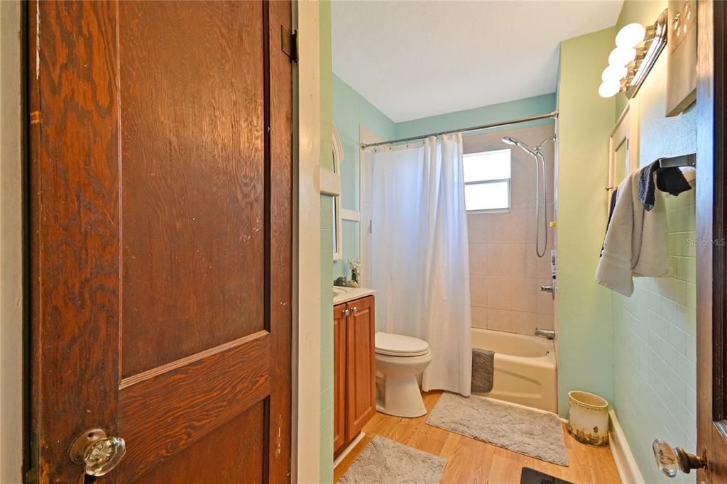 Active With Contract: $262,500 (2 beds, 1 baths, 1027 Square Feet)