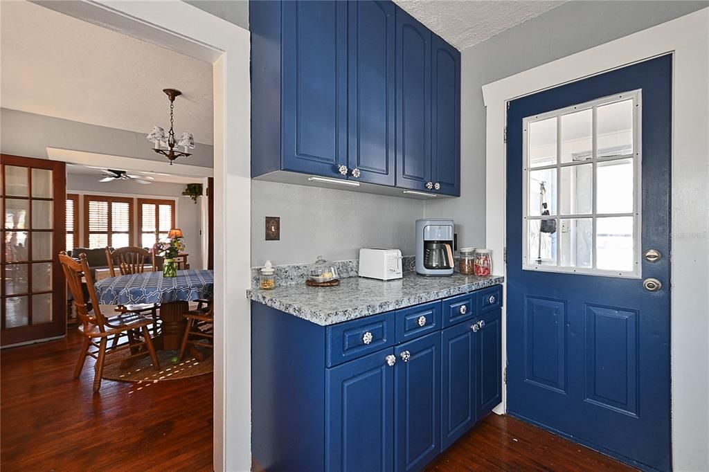 Active With Contract: $262,500 (2 beds, 1 baths, 1027 Square Feet)