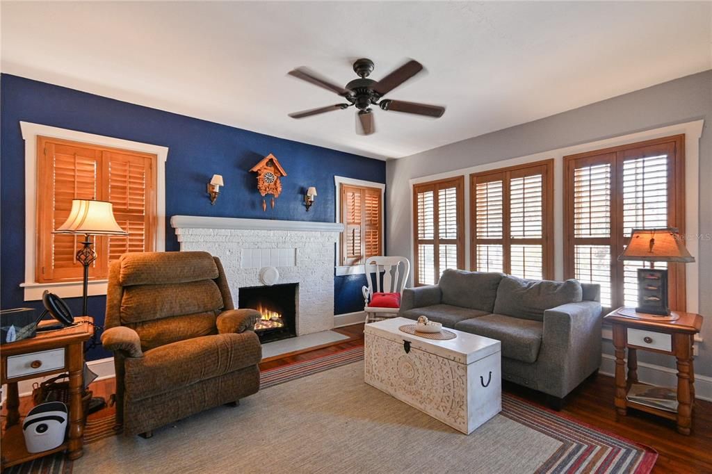 Active With Contract: $262,500 (2 beds, 1 baths, 1027 Square Feet)