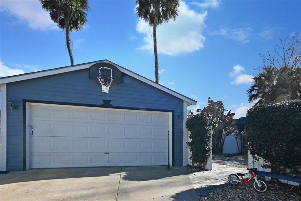 Active With Contract: $262,500 (2 beds, 1 baths, 1027 Square Feet)