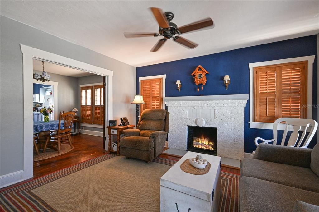 Active With Contract: $262,500 (2 beds, 1 baths, 1027 Square Feet)