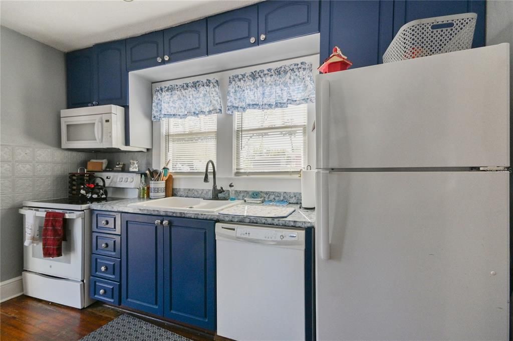 Active With Contract: $262,500 (2 beds, 1 baths, 1027 Square Feet)