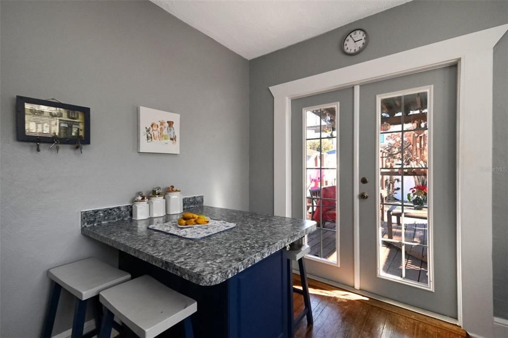 Active With Contract: $262,500 (2 beds, 1 baths, 1027 Square Feet)