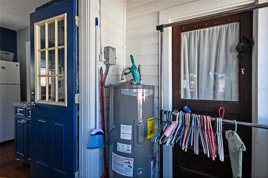 Active With Contract: $262,500 (2 beds, 1 baths, 1027 Square Feet)