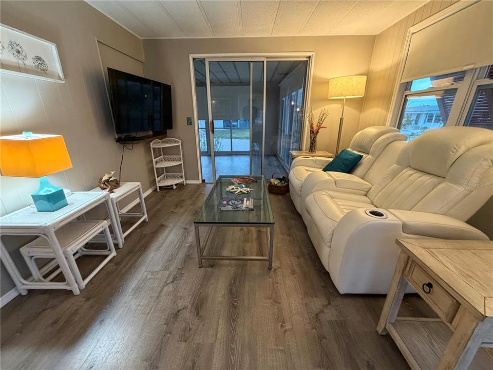 For Sale: $180,000 (2 beds, 2 baths, 1060 Square Feet)