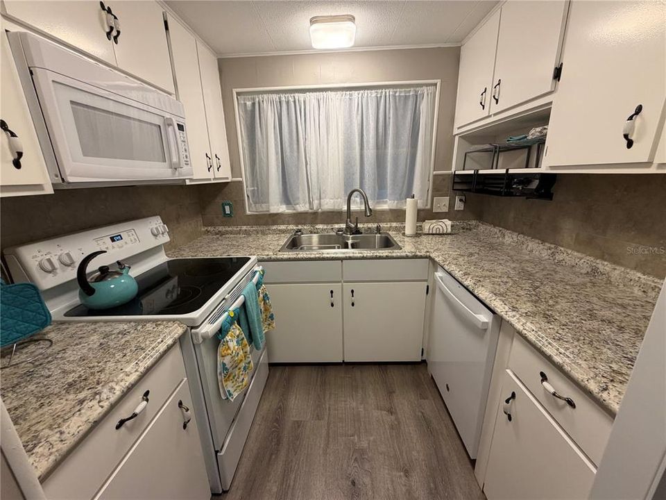 For Sale: $180,000 (2 beds, 2 baths, 1060 Square Feet)