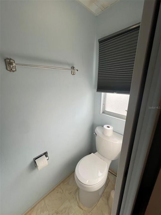 На продажу: $64,900 (2 спален, 1 ванн, 768 Квадратных фут)