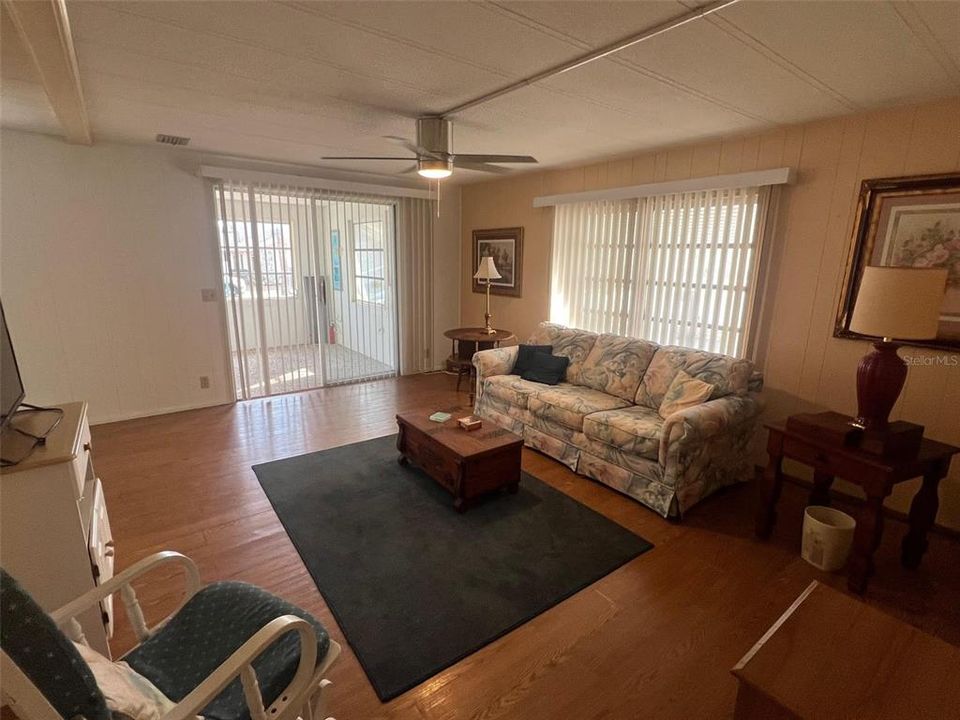 На продажу: $64,900 (2 спален, 1 ванн, 768 Квадратных фут)