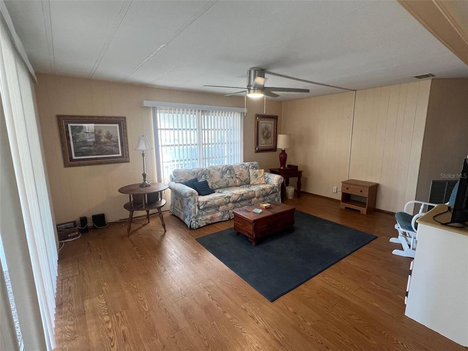 На продажу: $64,900 (2 спален, 1 ванн, 768 Квадратных фут)