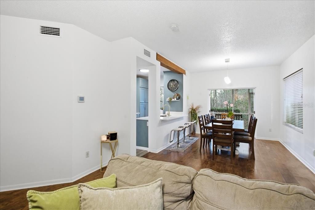 Activo con contrato: $249,900 (3 camas, 2 baños, 1364 Pies cuadrados)