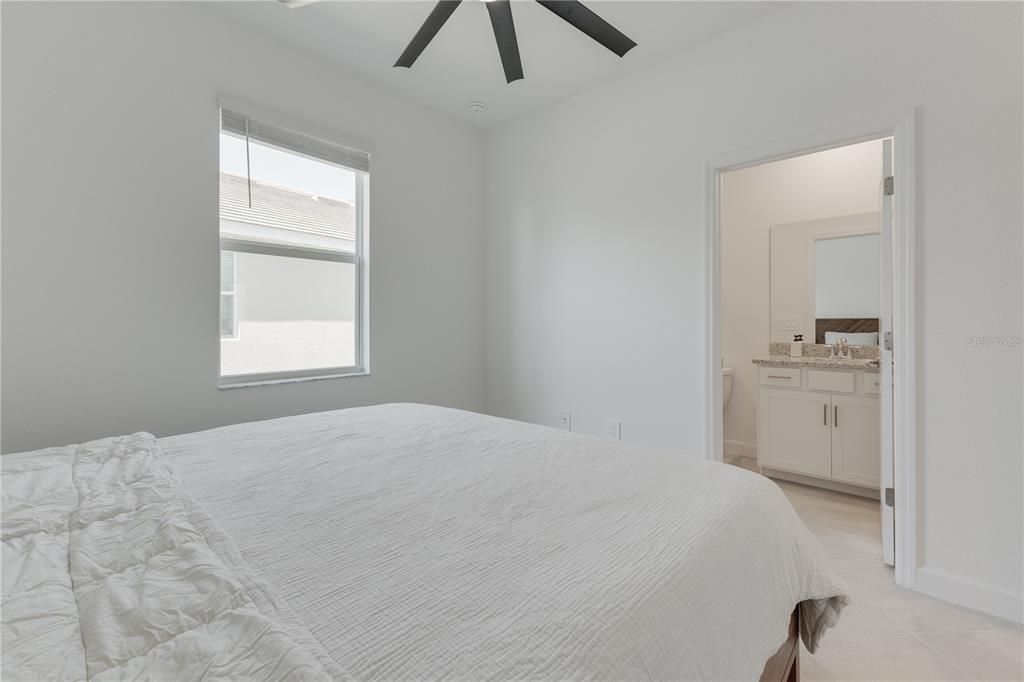 For Sale: $329,999 (3 beds, 3 baths, 1852 Square Feet)