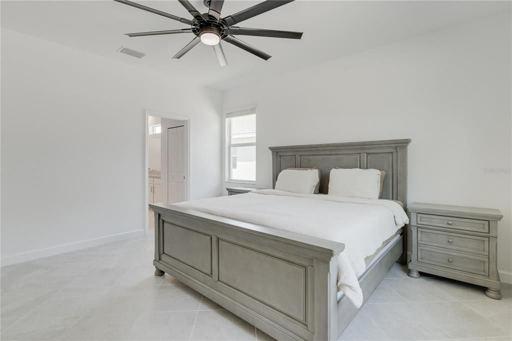For Sale: $329,999 (3 beds, 3 baths, 1852 Square Feet)