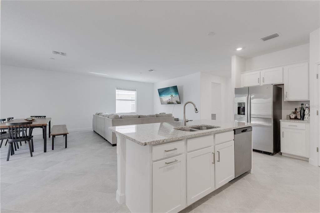 For Sale: $329,999 (3 beds, 3 baths, 1852 Square Feet)