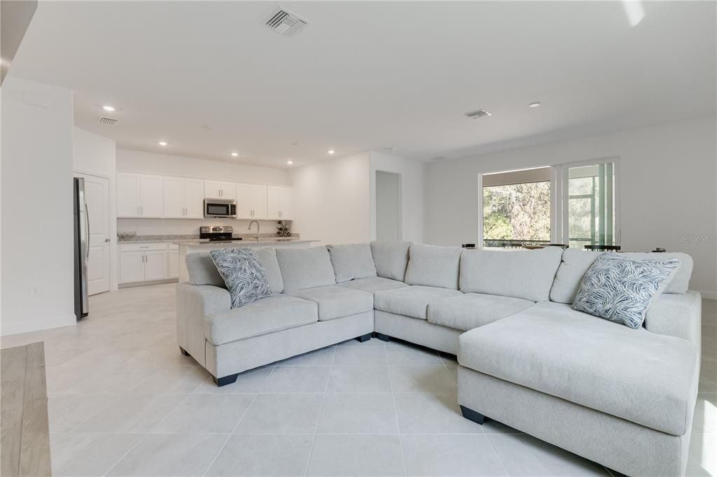 For Sale: $329,999 (3 beds, 3 baths, 1852 Square Feet)