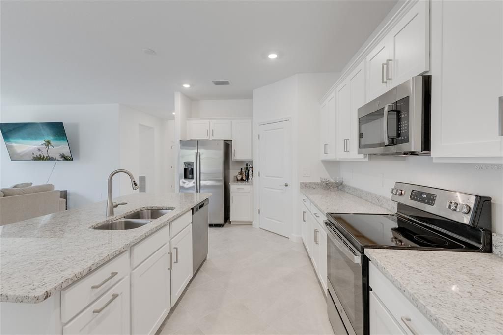 For Sale: $329,999 (3 beds, 3 baths, 1852 Square Feet)