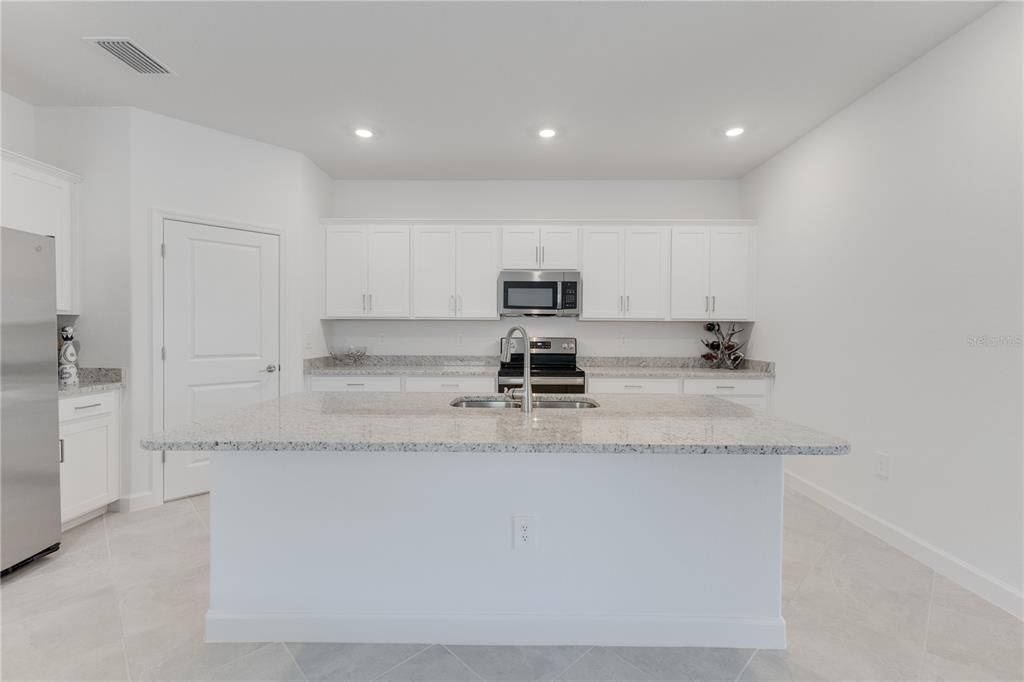 For Sale: $329,999 (3 beds, 3 baths, 1852 Square Feet)