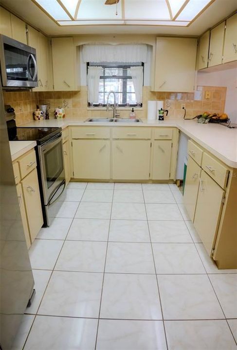 Active With Contract: $269,900 (2 beds, 2 baths, 1402 Square Feet)