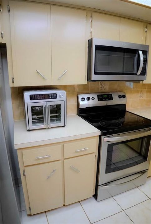 Active With Contract: $269,900 (2 beds, 2 baths, 1402 Square Feet)