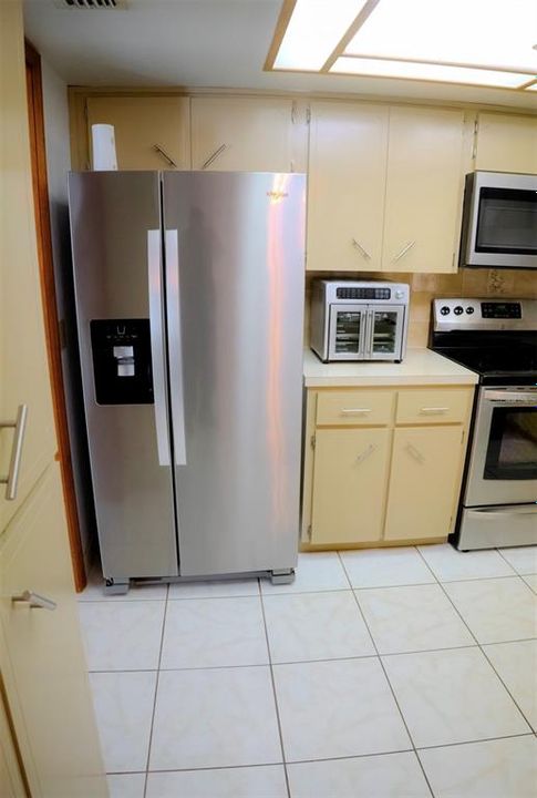 Active With Contract: $269,900 (2 beds, 2 baths, 1402 Square Feet)