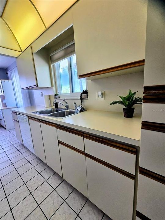На продажу: $85,500 (2 спален, 2 ванн, 912 Квадратных фут)