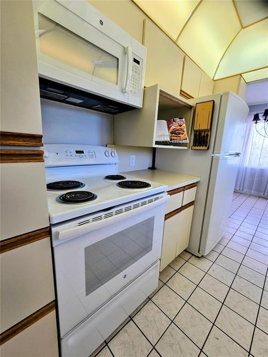 На продажу: $85,500 (2 спален, 2 ванн, 912 Квадратных фут)