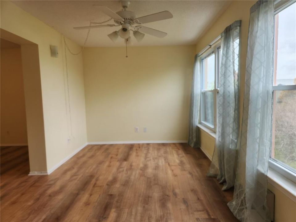 Под контрактом: $1,275 (1 спален, 1 ванн, 825 Квадратных фут)