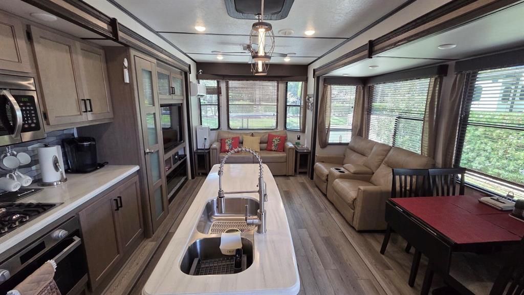 На продажу: $359,000 (0.07 acres)