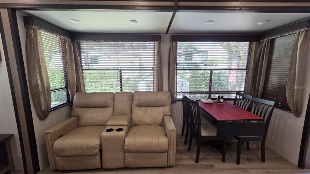 На продажу: $359,000 (0.07 acres)