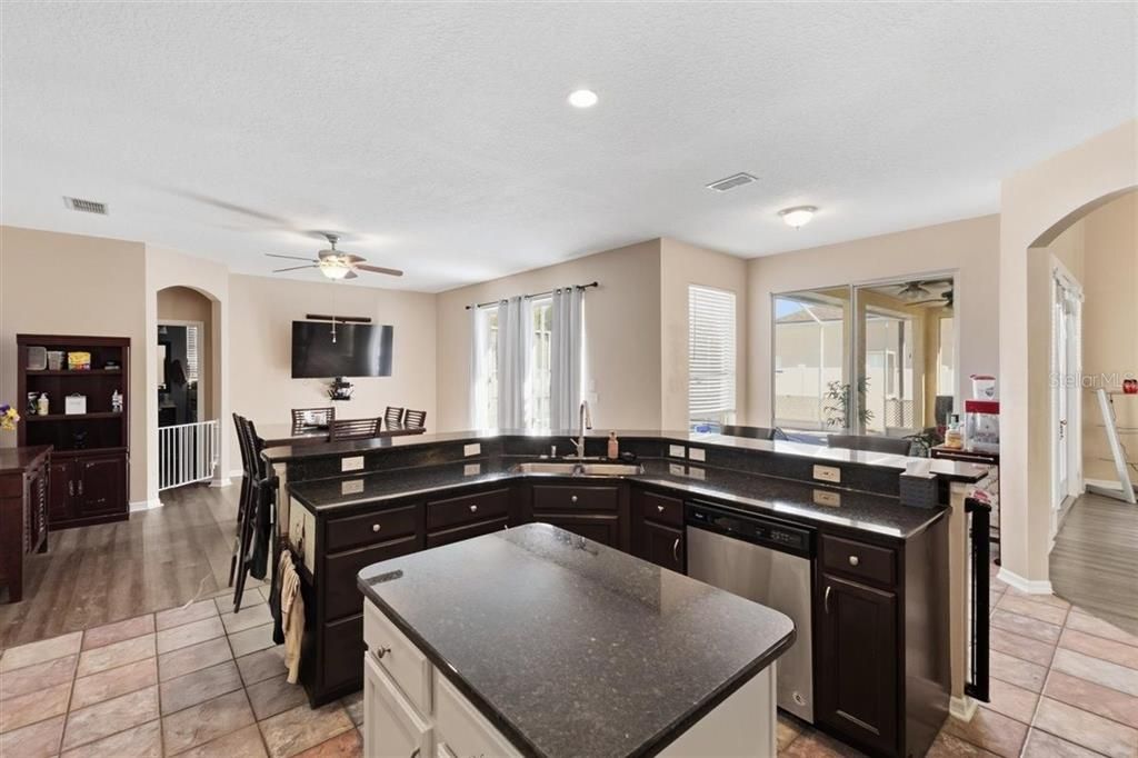 En Venta: $639,900 (4 camas, 3 baños, 2252 Pies cuadrados)