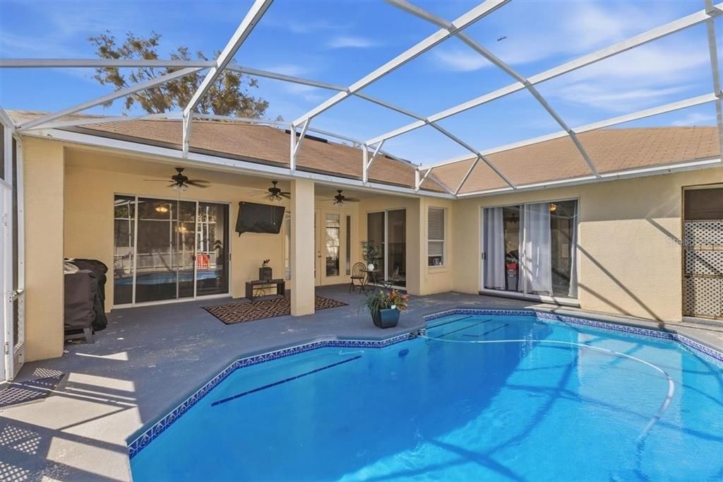 En Venta: $639,900 (4 camas, 3 baños, 2252 Pies cuadrados)