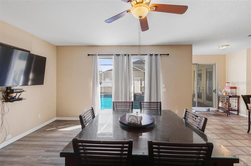 En Venta: $639,900 (4 camas, 3 baños, 2252 Pies cuadrados)