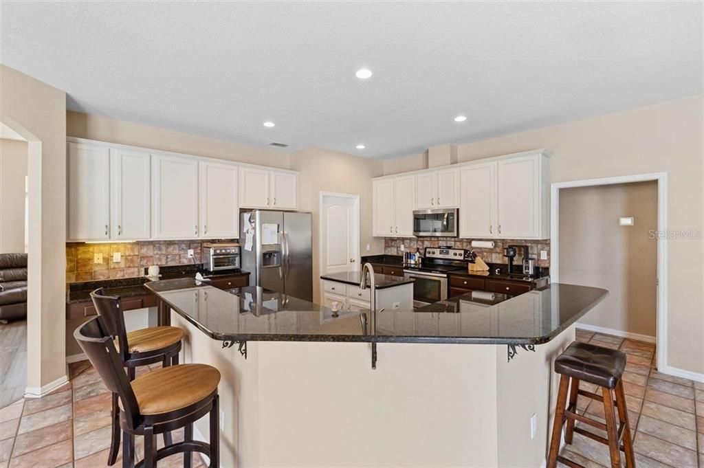 En Venta: $639,900 (4 camas, 3 baños, 2252 Pies cuadrados)
