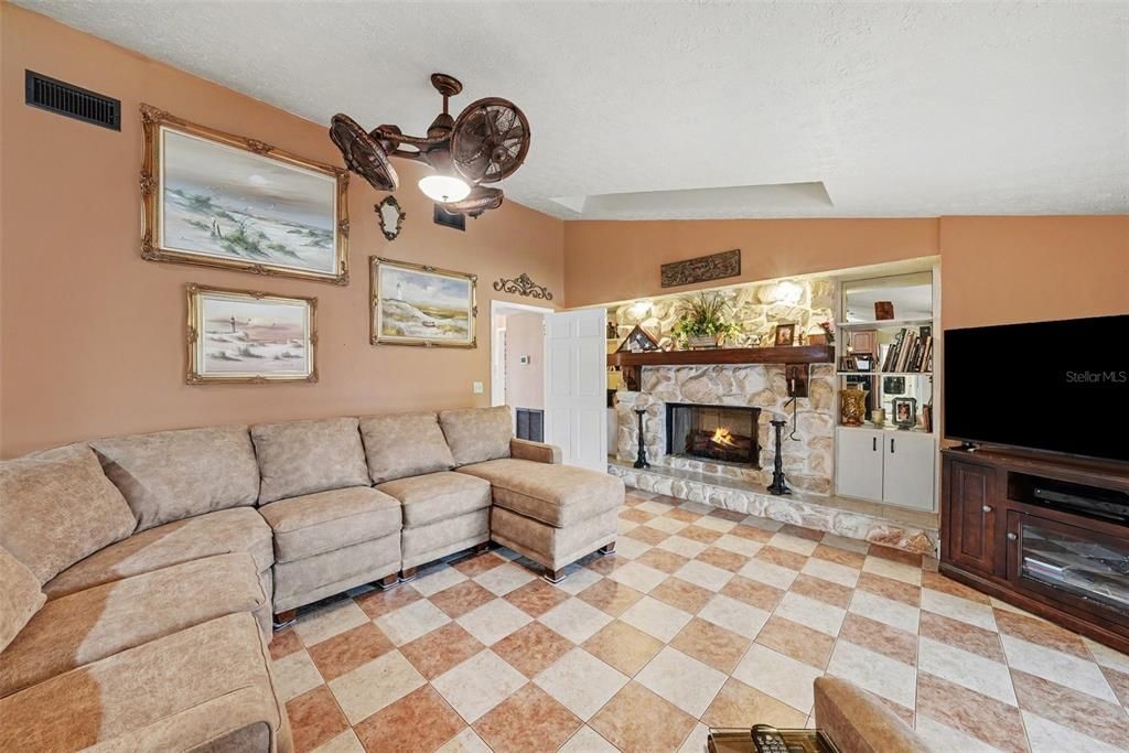 Activo con contrato: $630,000 (3 camas, 3 baños, 2627 Pies cuadrados)