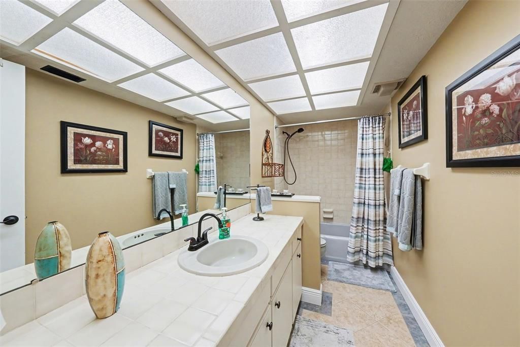 Activo con contrato: $630,000 (3 camas, 3 baños, 2627 Pies cuadrados)