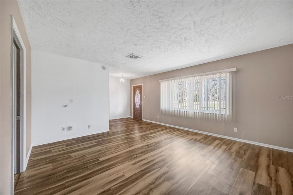 Activo con contrato: $665,000 (3 camas, 3 baños, 2017 Pies cuadrados)