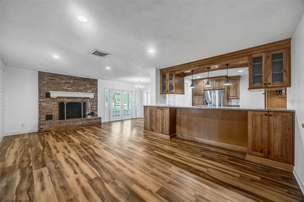 Activo con contrato: $665,000 (3 camas, 3 baños, 2017 Pies cuadrados)