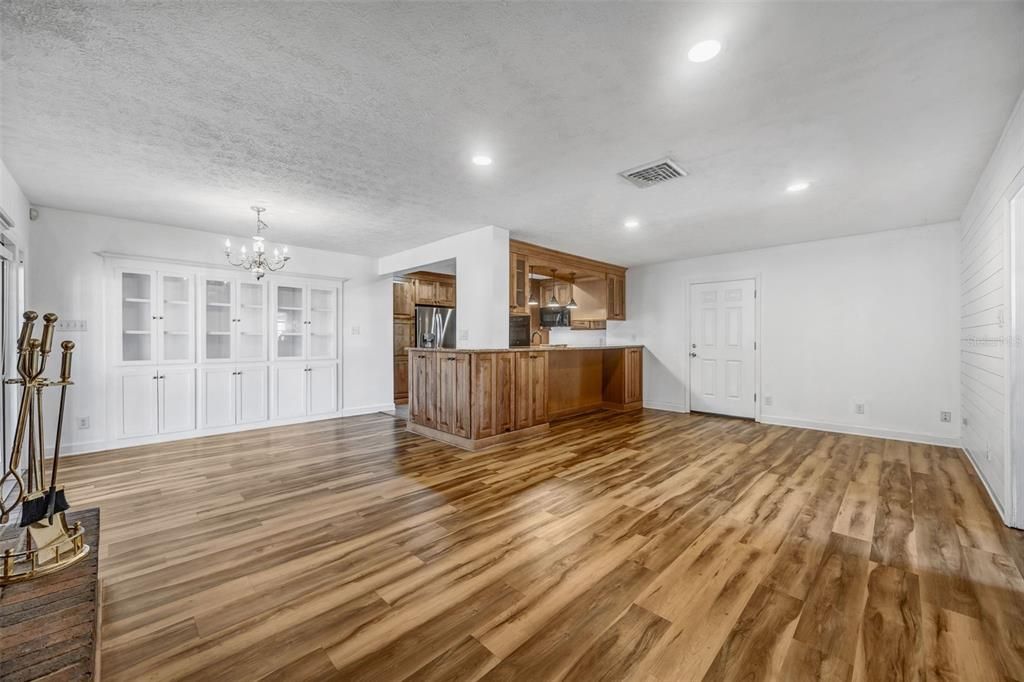 Activo con contrato: $665,000 (3 camas, 3 baños, 2017 Pies cuadrados)
