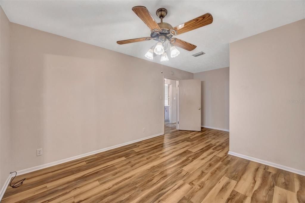 Activo con contrato: $665,000 (3 camas, 3 baños, 2017 Pies cuadrados)