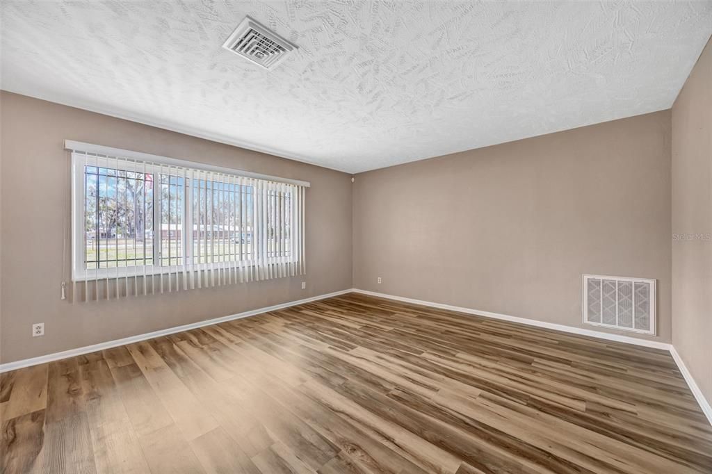 Activo con contrato: $665,000 (3 camas, 3 baños, 2017 Pies cuadrados)