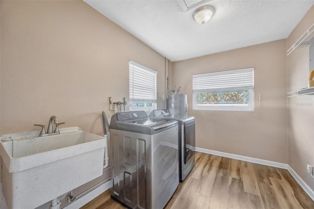 Activo con contrato: $665,000 (3 camas, 3 baños, 2017 Pies cuadrados)