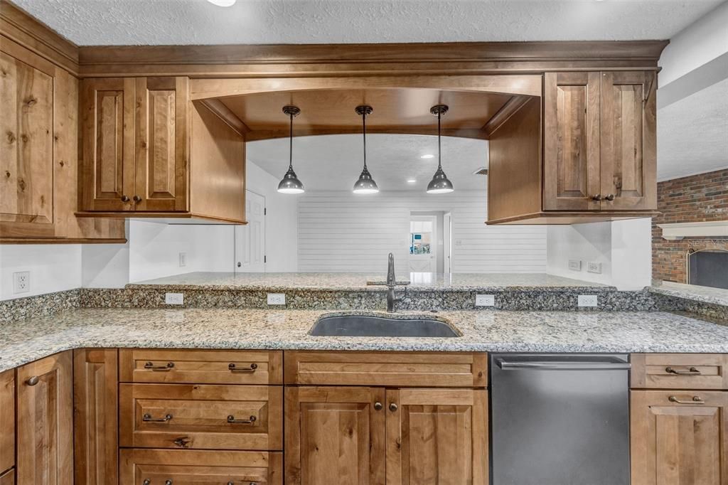 Activo con contrato: $665,000 (3 camas, 3 baños, 2017 Pies cuadrados)