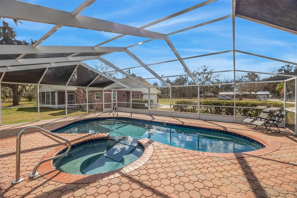 Activo con contrato: $665,000 (3 camas, 3 baños, 2017 Pies cuadrados)