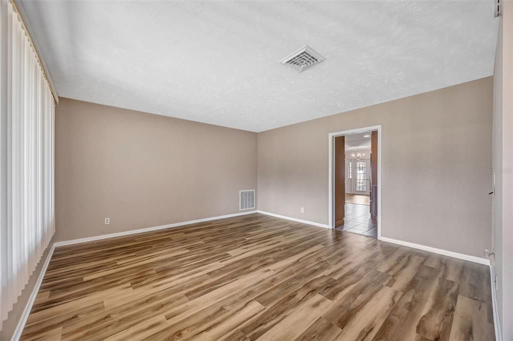 Activo con contrato: $665,000 (3 camas, 3 baños, 2017 Pies cuadrados)