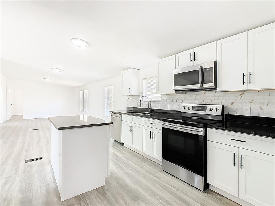 En Venta: $329,990 (4 camas, 2 baños, 1836 Pies cuadrados)