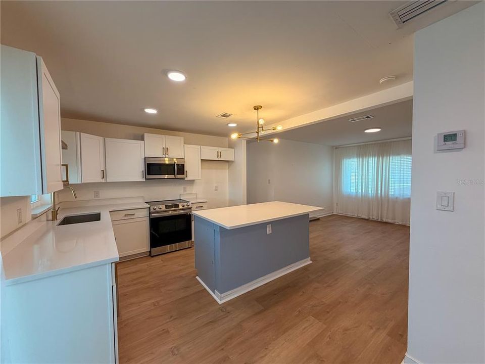 Active With Contract: $305,000 (3 beds, 2 baths, 1040 Square Feet)