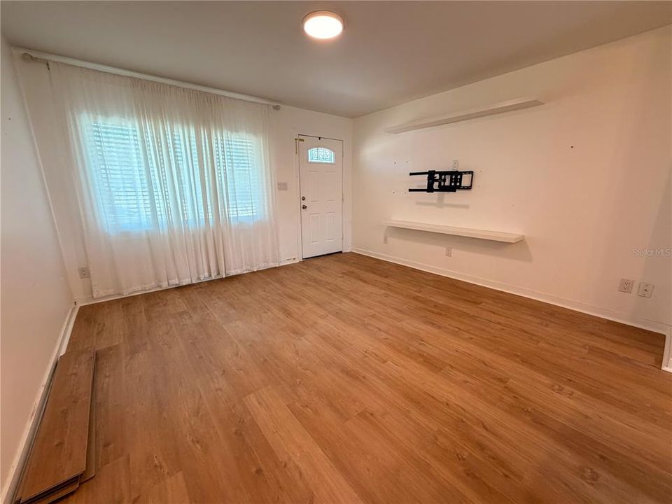 Active With Contract: $305,000 (3 beds, 2 baths, 1040 Square Feet)