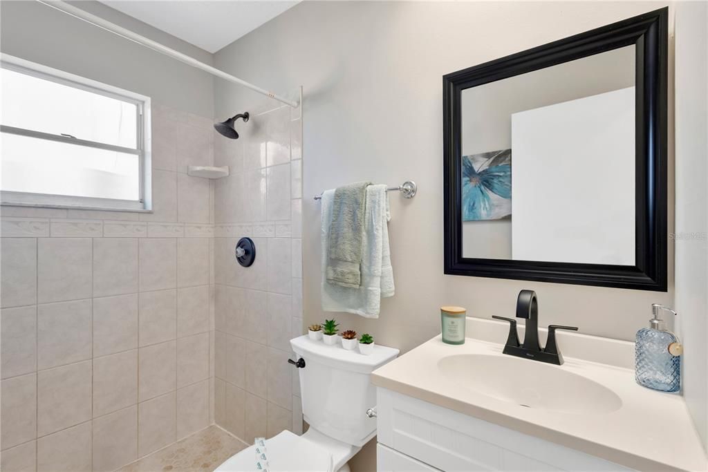 Active With Contract: $219,900 (2 beds, 1 baths, 914 Square Feet)