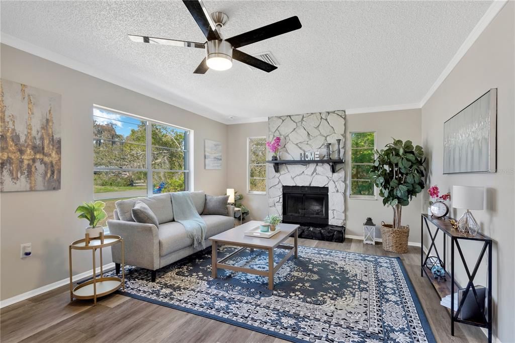 Active With Contract: $219,900 (2 beds, 1 baths, 914 Square Feet)