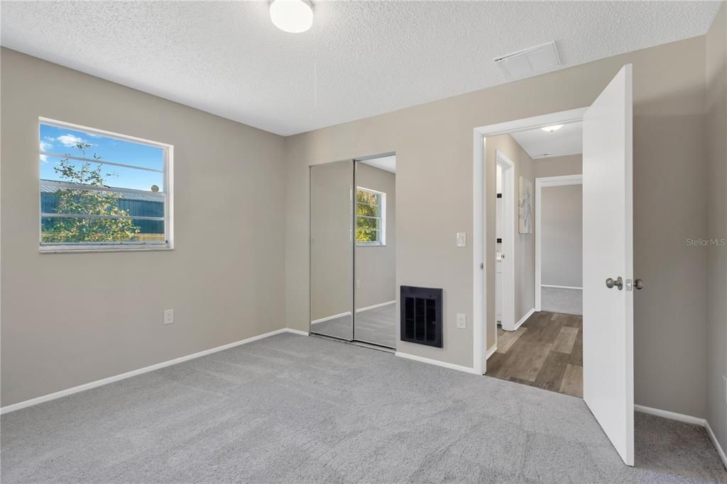 Active With Contract: $219,900 (2 beds, 1 baths, 914 Square Feet)