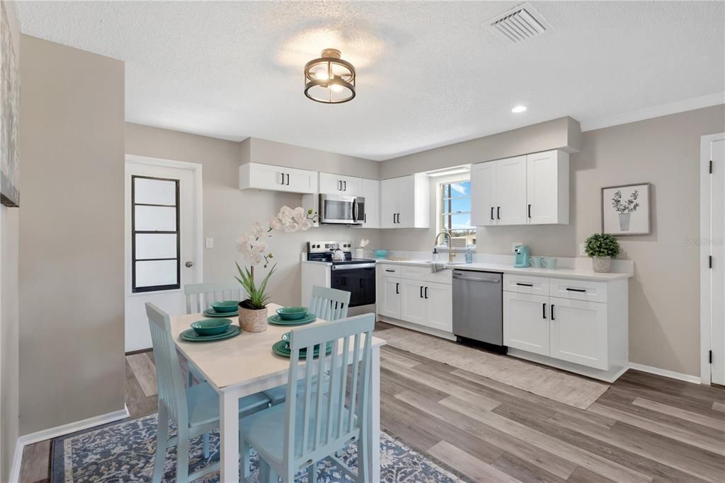 Active With Contract: $219,900 (2 beds, 1 baths, 914 Square Feet)